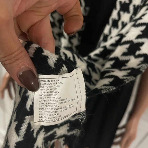 Black and white houndstooth scarf - Picture 5 of 5